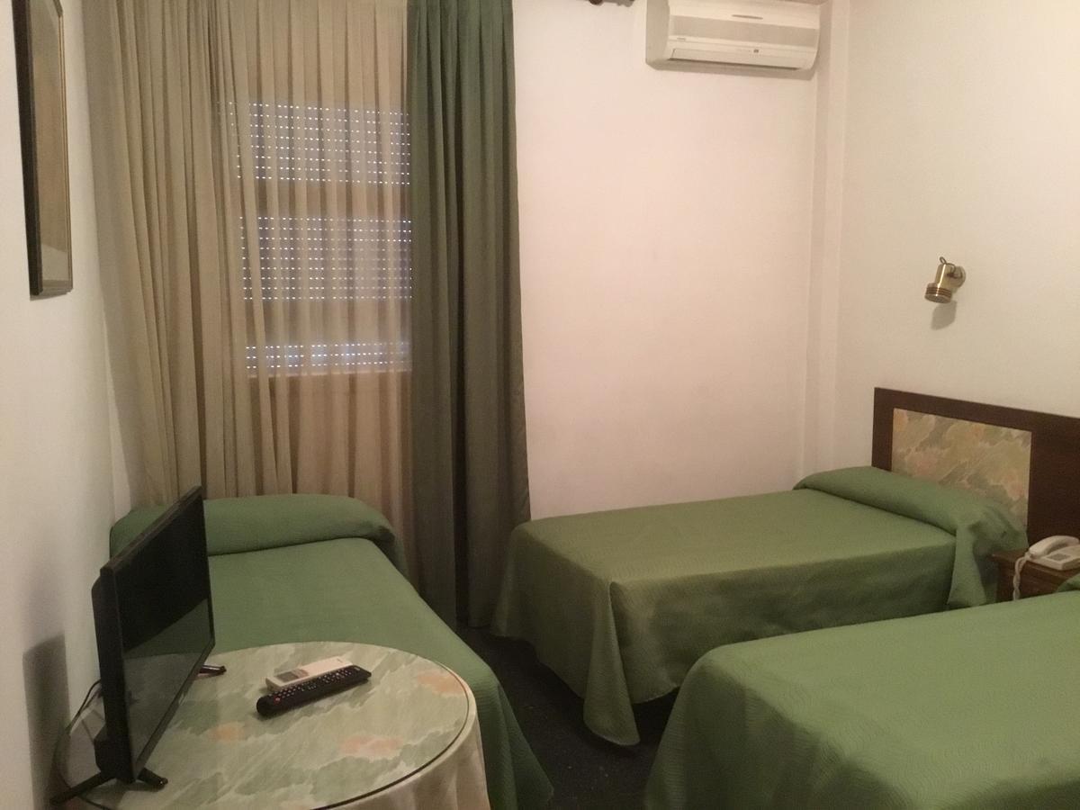 Hostal Pirineos Barbastro Eksteriør bilde