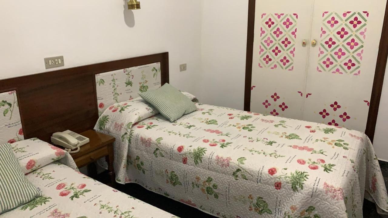 Hostal Pirineos Barbastro Eksteriør bilde